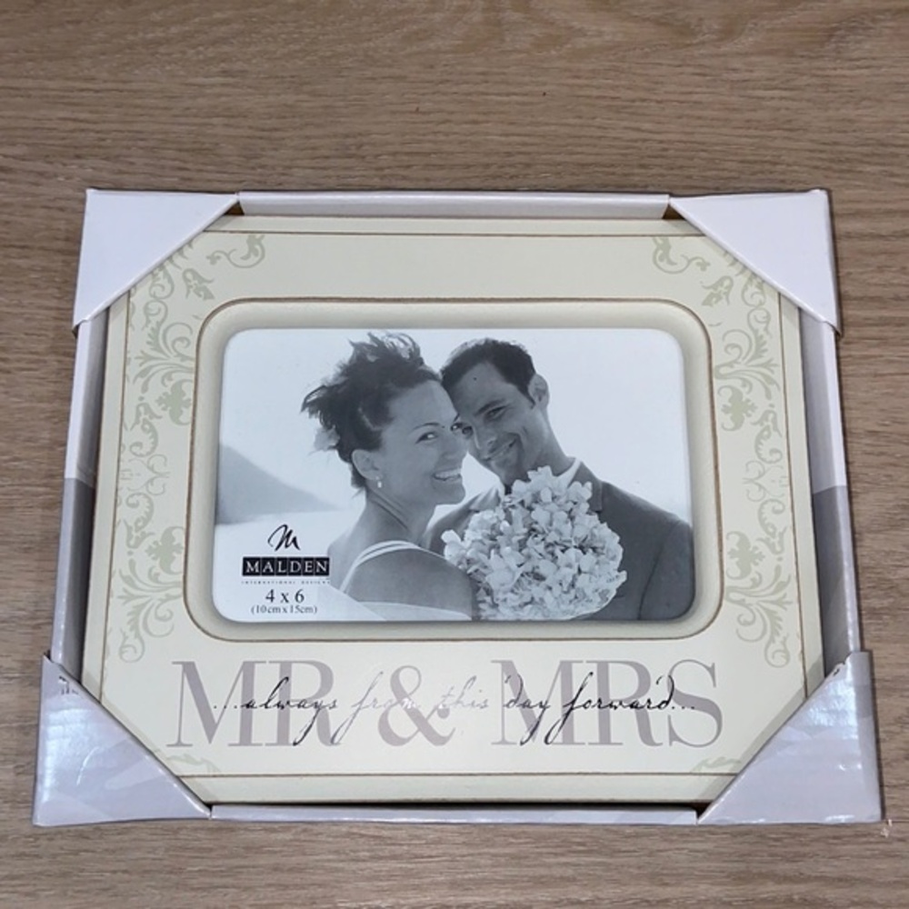Malden picture frame 4x6 Mr & MRS